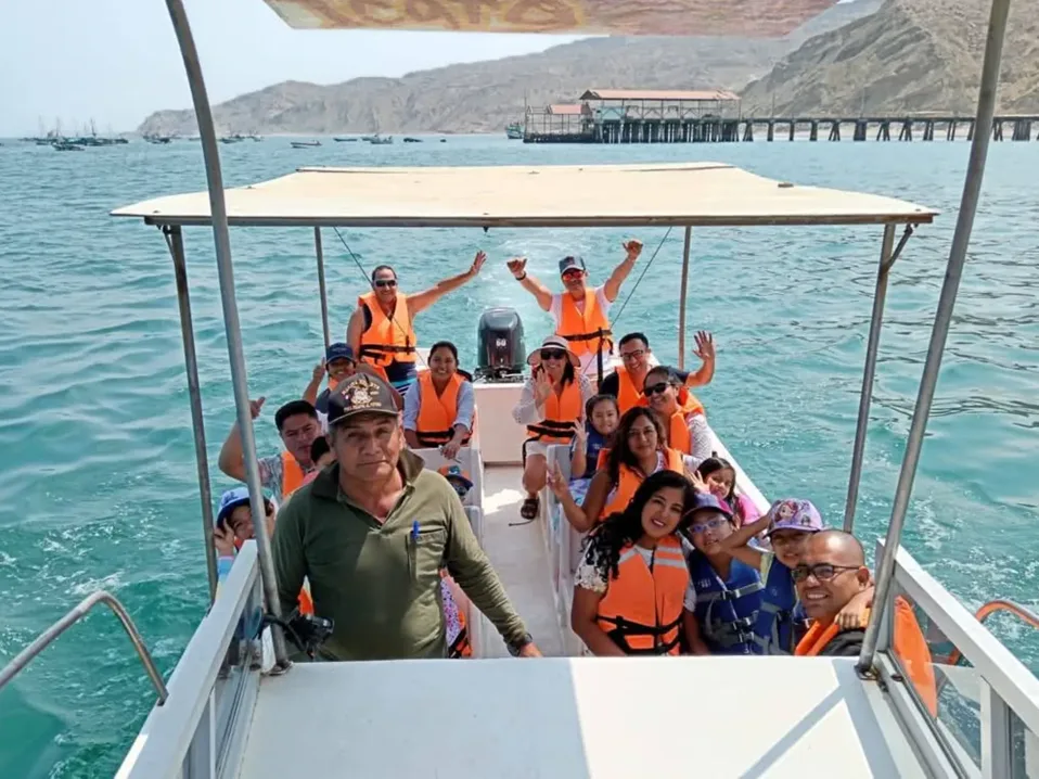 Grupo de viajeros con chalecos salvavidas durante un paseo en bote frente a Cabo Blanco