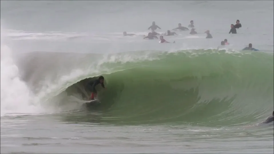 Surfista recorriendo una ola tubular en Cabo Blanco, Perú
