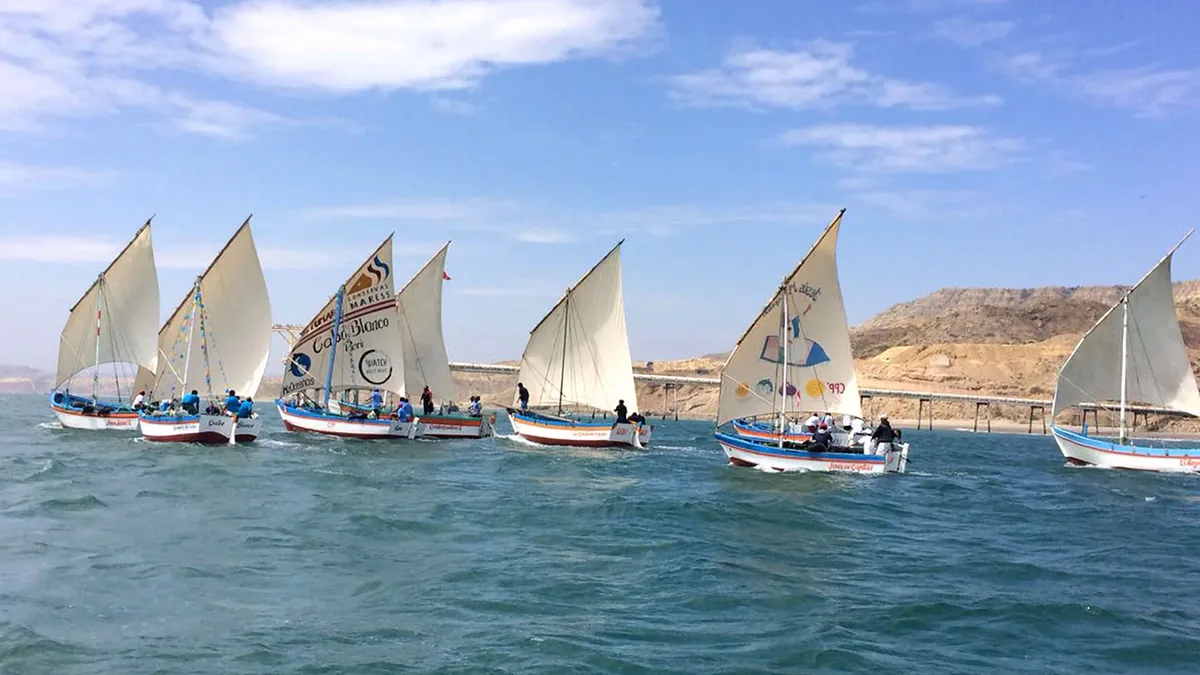 Veleros artesanales navegando frente a Cabo Blanco, Talara