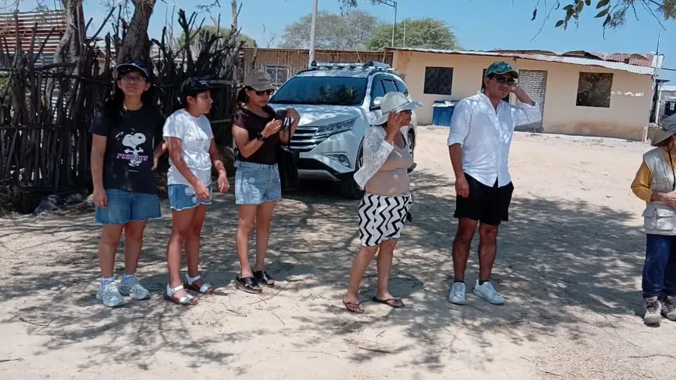 Pasajeros junto a un vehículo de traslado privado en Tumbes