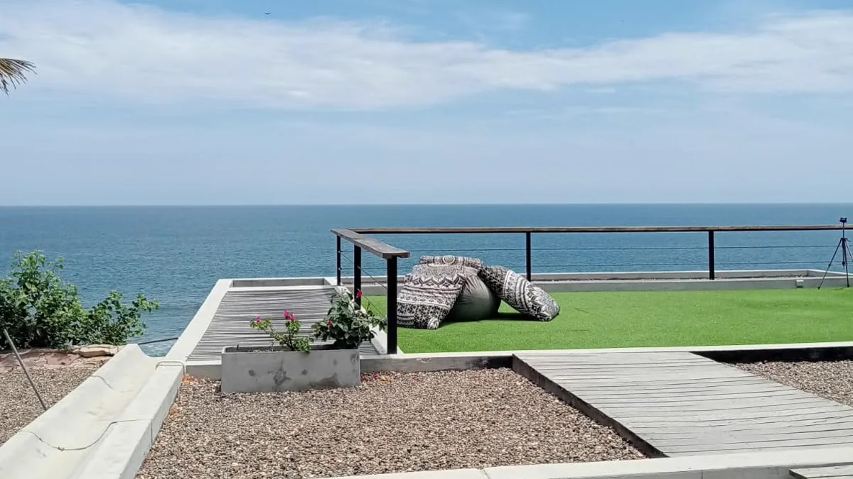 Vista al océano desde un alojamiento turístico de la costa de Tumbes