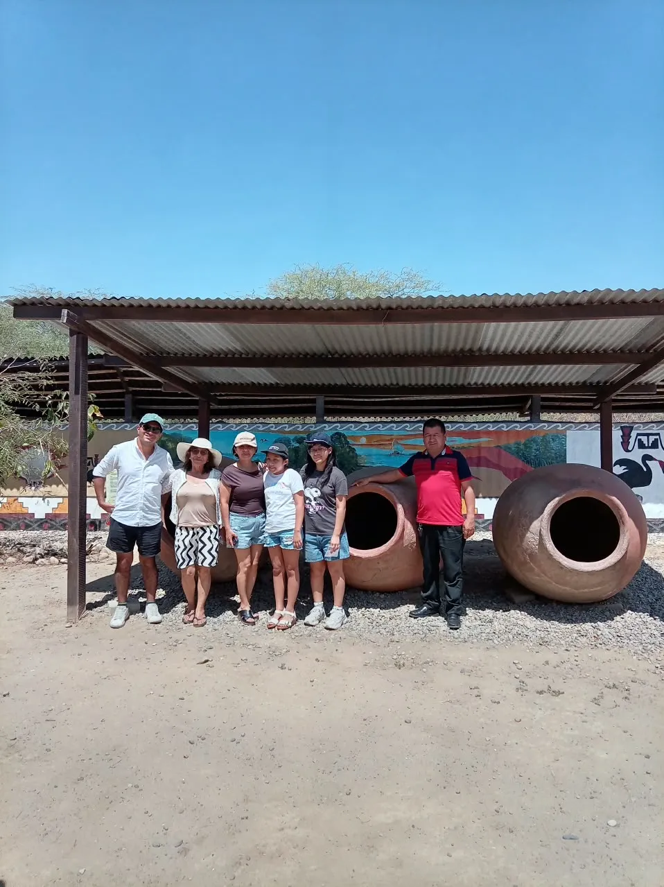 Familia y conductor de Tumpis Tours durante la visita al Museo de Sitio Cabeza de Vaca