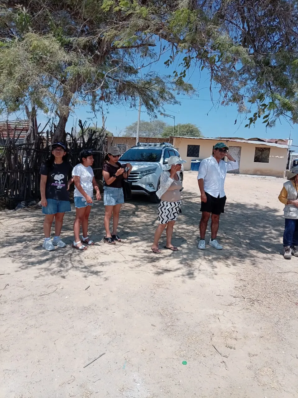 Familia junto al vehículo de Tumpis Tours durante su recorrido turístico por Tumbes