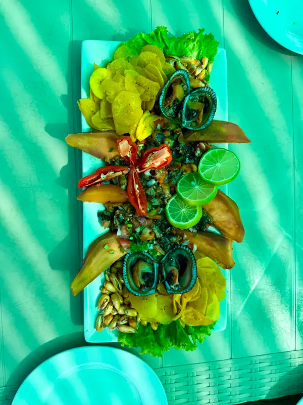 Plato de mariscos y productos locales servido en Puerto Pizarro, Tumbes