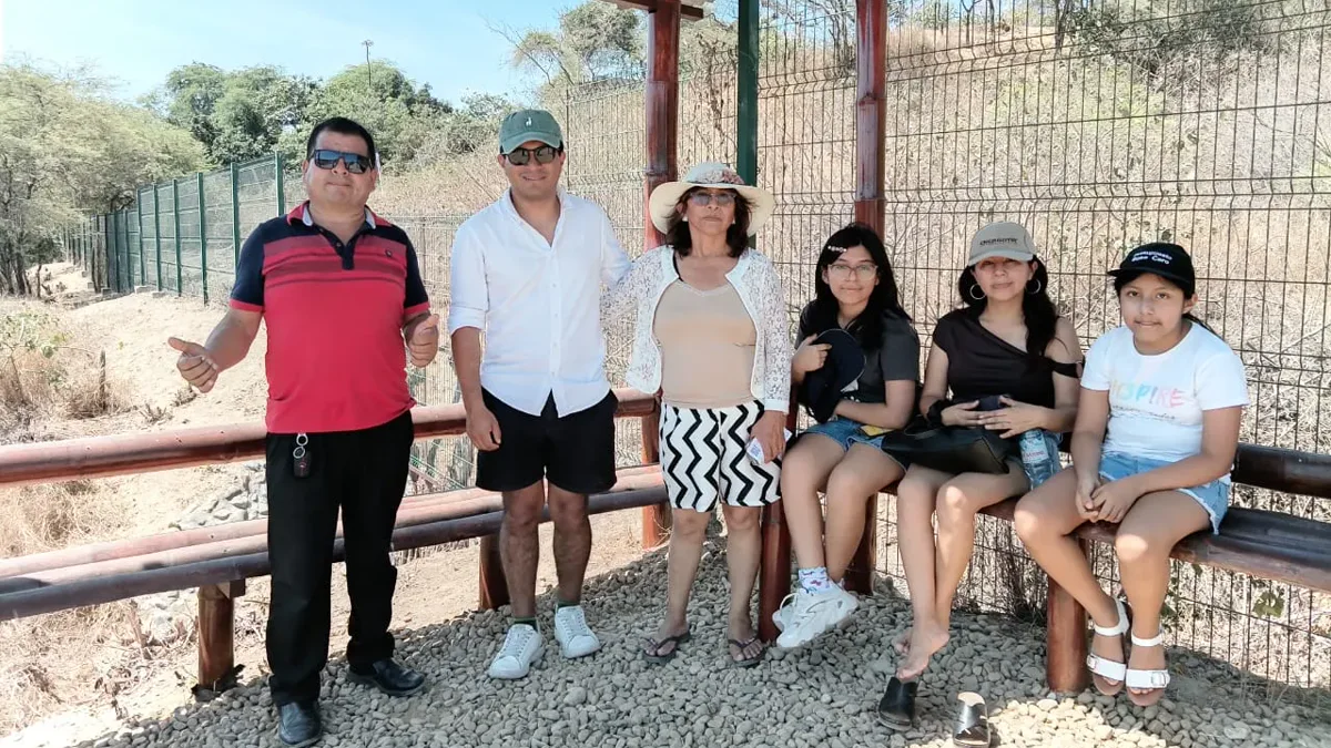 Familia junto al conductor de Tumpis Tours durante su viaje de Punta Sal al Aeropuerto de Tumbes